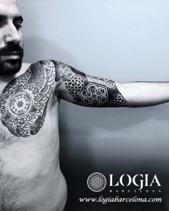 tatuaje-hombro-geometrico-Logia-Barcelona-Dasly-03    